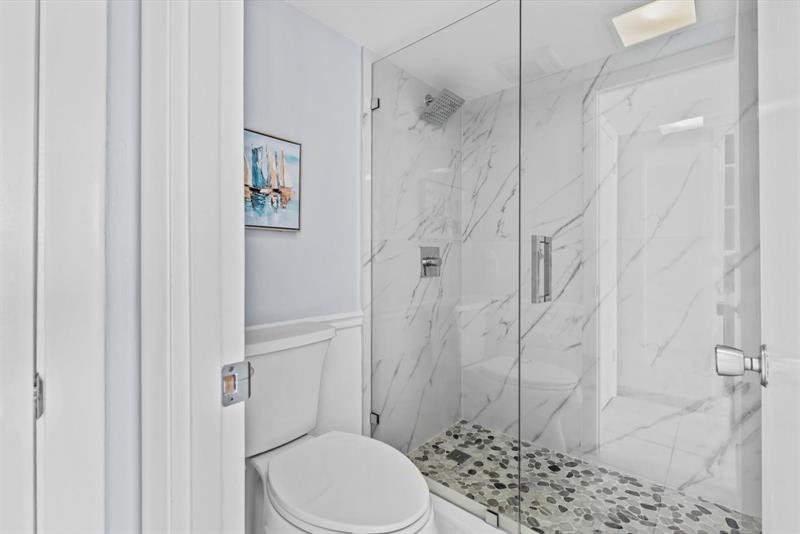 Image 30 of 47 For 10410 Ocean Dr  908