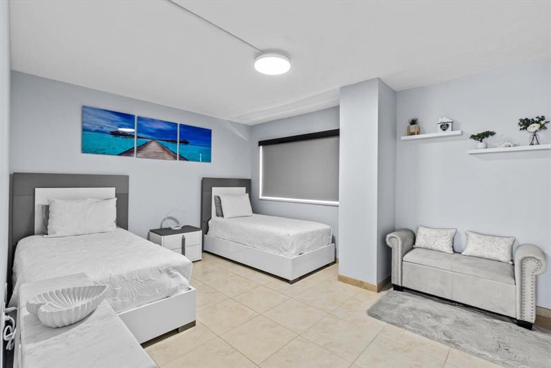 Image 31 of 47 For 10410 Ocean Dr  908