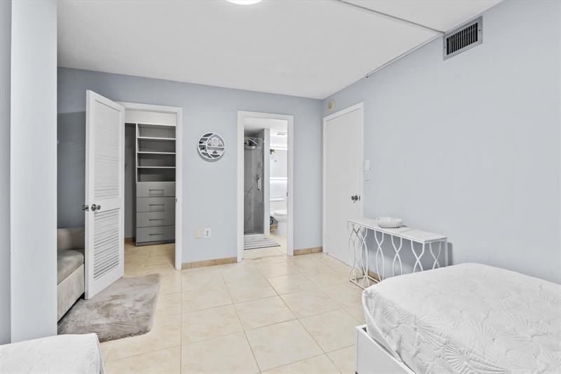 Image 32 of 47 For 10410 Ocean Dr  908