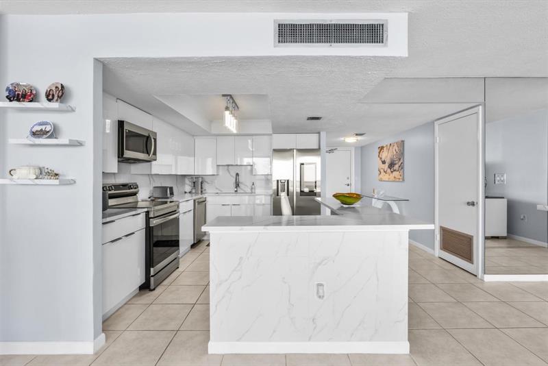 Image 6 of 47 For 10410 Ocean Dr  908