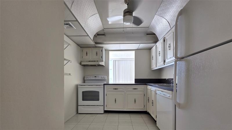 Image 13 of 21 For 2001 Atlantic Shores Blvd  411