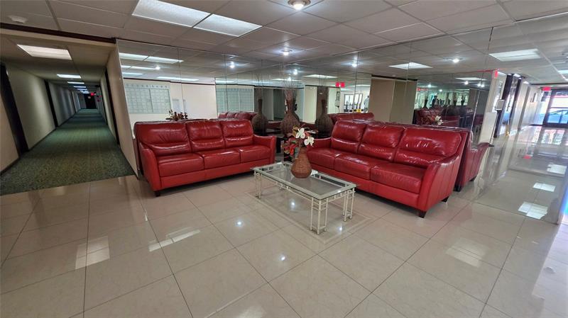 Image 20 of 21 For 2001 Atlantic Shores Blvd  411