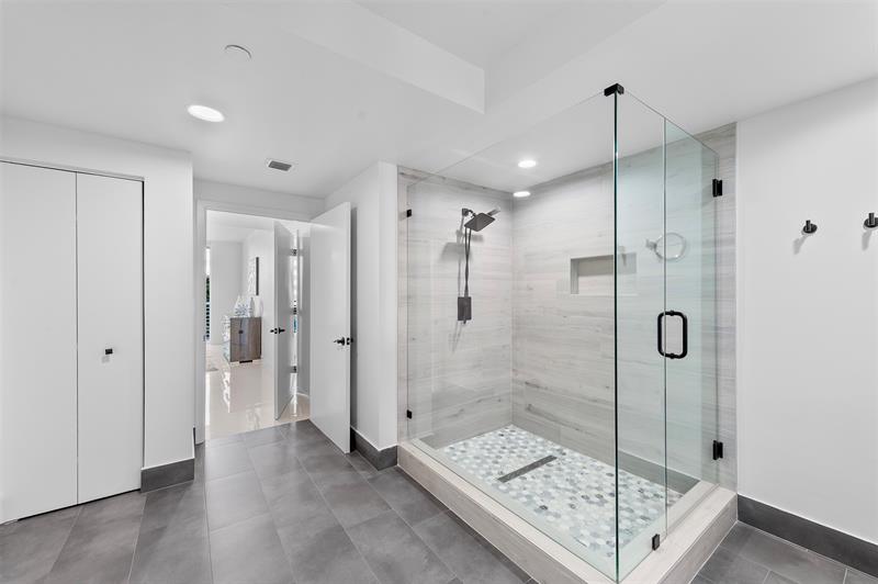 Image 26 of 52 For 2831 Ocean Blvd  504n