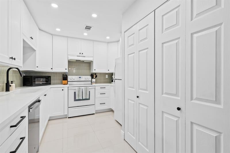 Image 5 of 27 For 8059 17th Pl  5-4