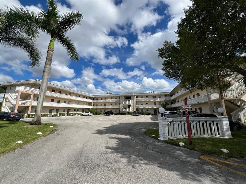 Image 3 of 5 For 4299 16th St  306