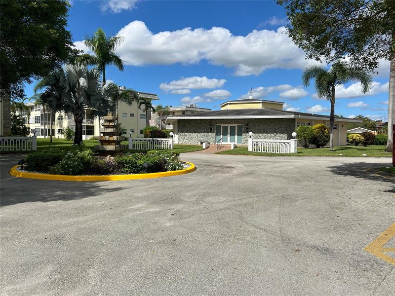 Image 4 of 5 For 4299 16th St  306