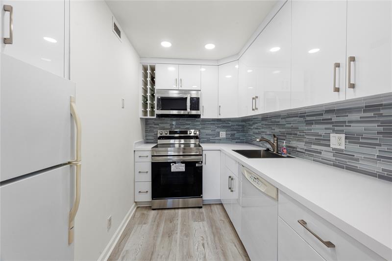 Image 20 of 35 For 2840 14th Street Cswy  304a