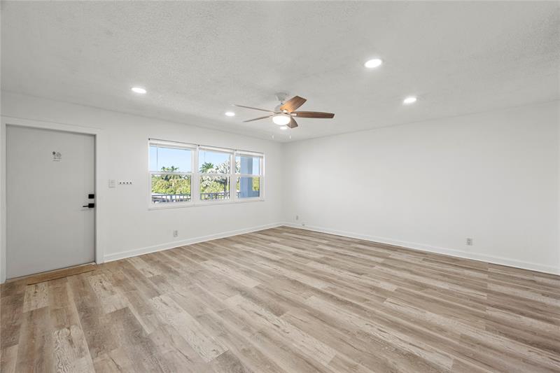 Image 21 of 35 For 2840 14th Street Cswy  304a