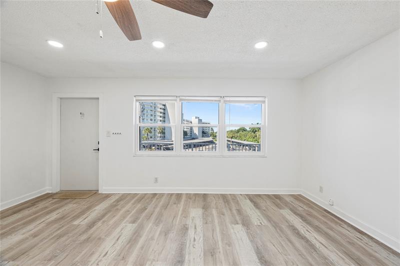Image 22 of 35 For 2840 14th Street Cswy  304a