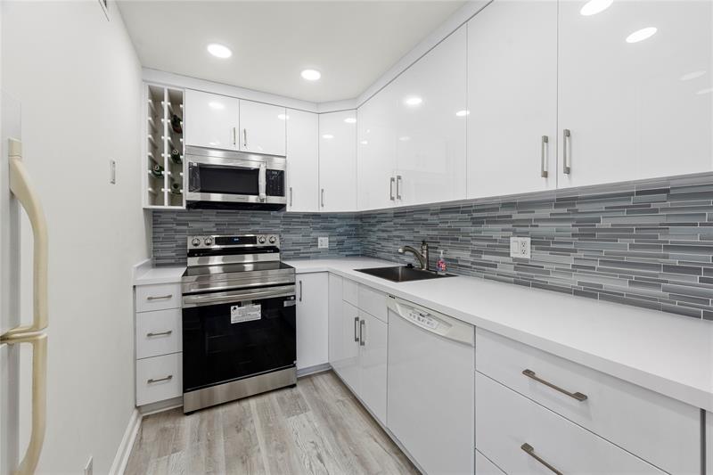 Image 23 of 35 For 2840 14th Street Cswy  304a