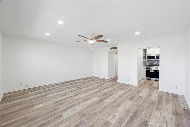 Image 24 of 35 For 2840 14th Street Cswy  304a