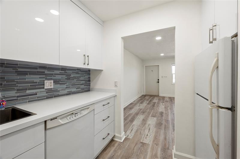 Image 25 of 35 For 2840 14th Street Cswy  304a