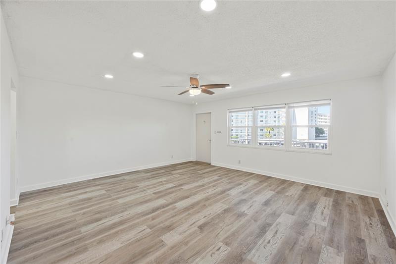 Image 26 of 35 For 2840 14th Street Cswy  304a