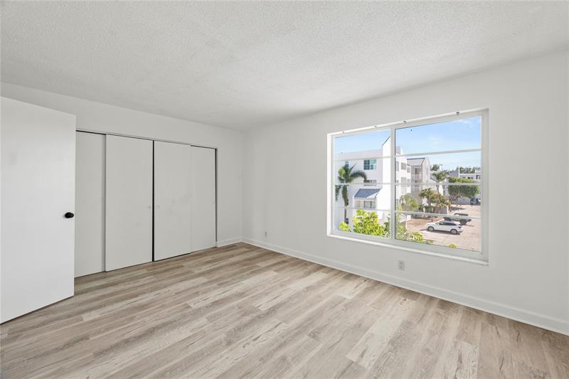 Image 30 of 35 For 2840 14th Street Cswy  304a
