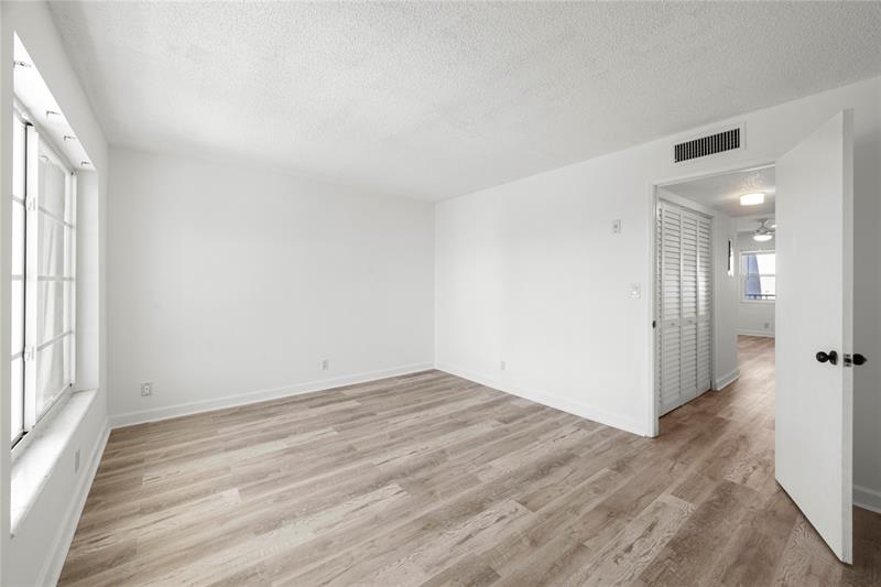 Image 31 of 35 For 2840 14th Street Cswy  304a