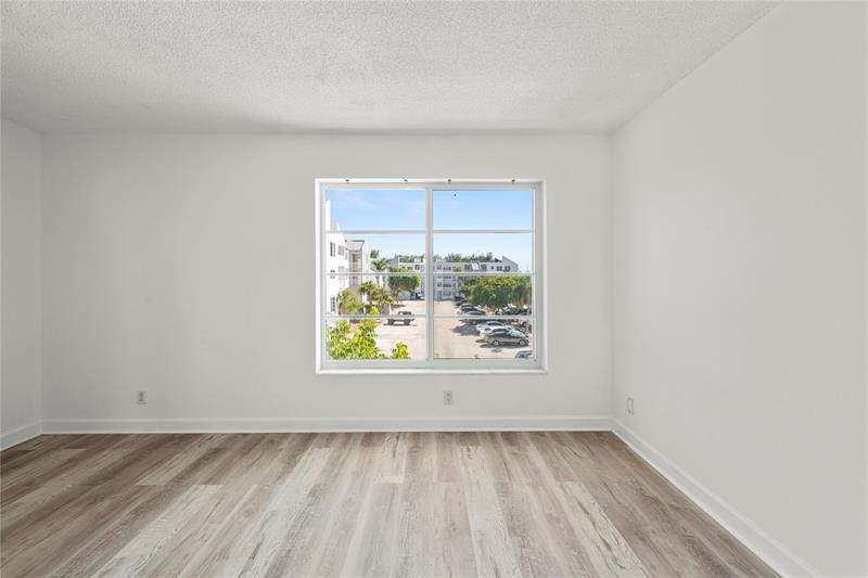 Image 32 of 35 For 2840 14th Street Cswy  304a