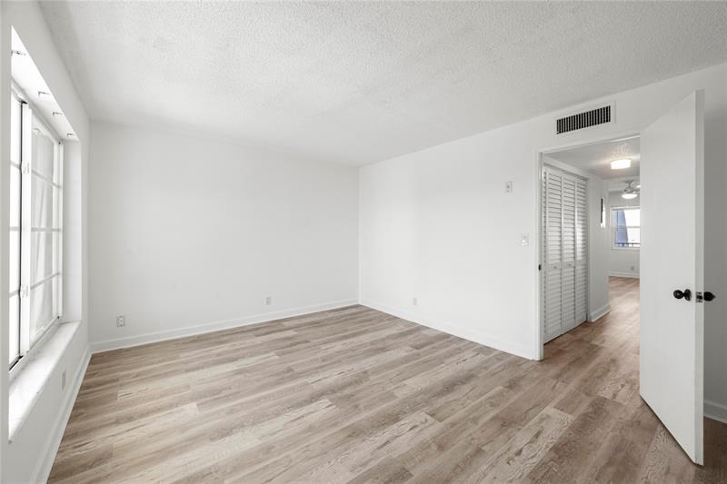 Image 33 of 35 For 2840 14th Street Cswy  304a