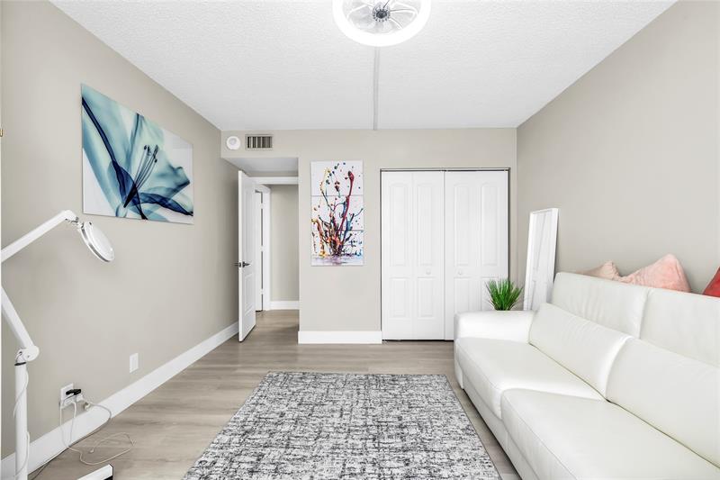 Image 11 of 24 For 4330 Hillcrest Dr  810