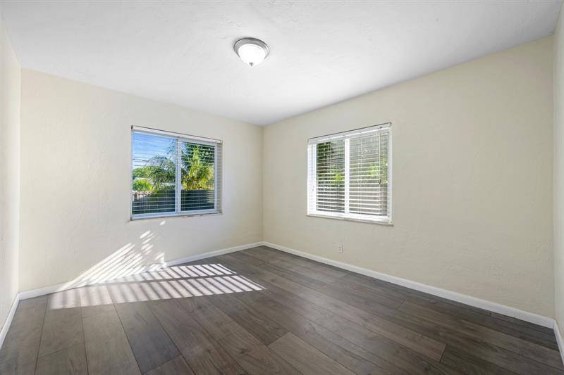 Image 17 of 33 For 1535 Plunkett St