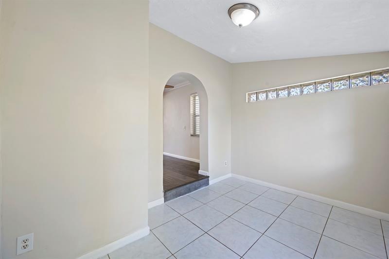 Image 20 of 33 For 1535 Plunkett St