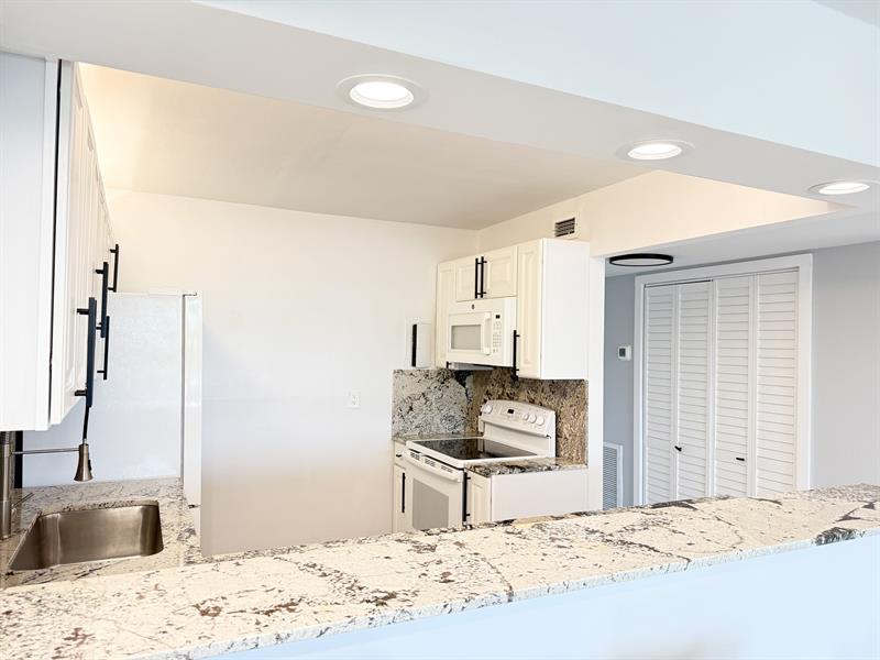 Image 21 of 35 For 1800 Andrews Ave  1g