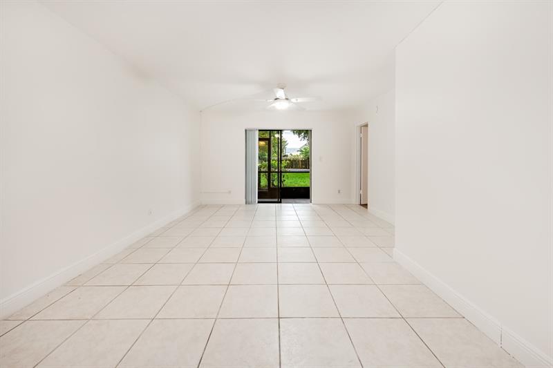 Image 11 of 25 For 15805 Waterside Cir