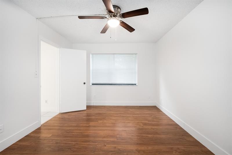 Image 13 of 25 For 15805 Waterside Cir