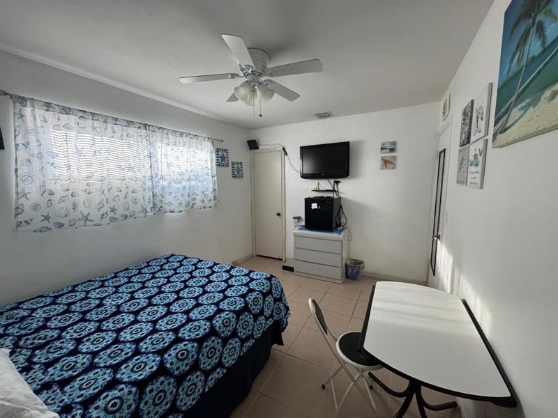 Image 23 of 49 For 31 57th Ct  