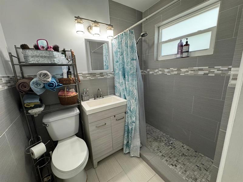 Image 33 of 49 For 31 57th Ct  