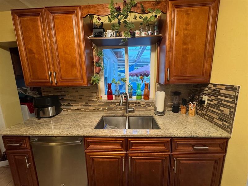 Image 8 of 49 For 31 57th Ct  