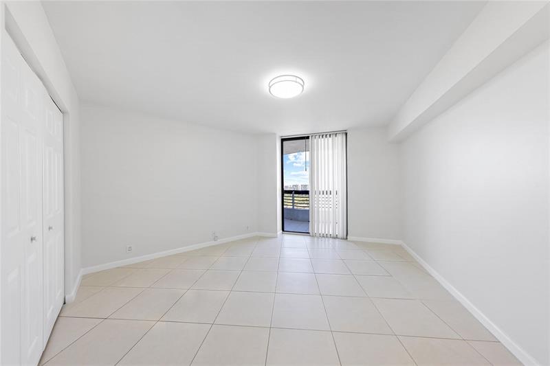 Image 3 of 11 For 3530 Mystic Pointe Dr  2707