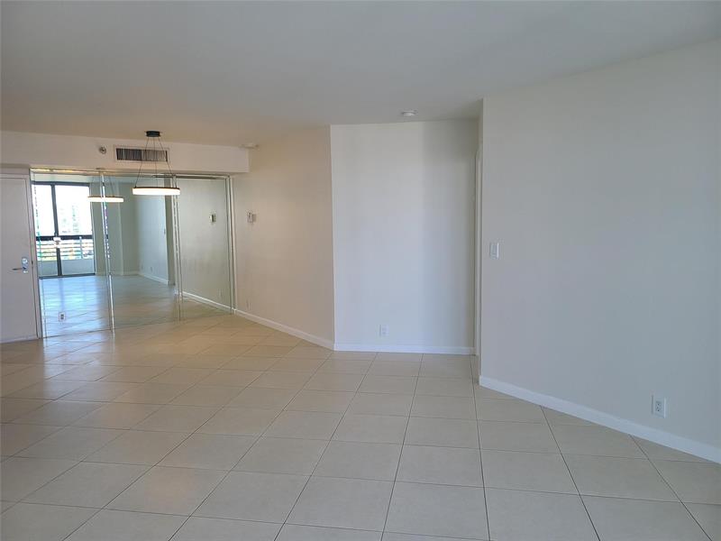 Image 4 of 11 For 3530 Mystic Pointe Dr  2707