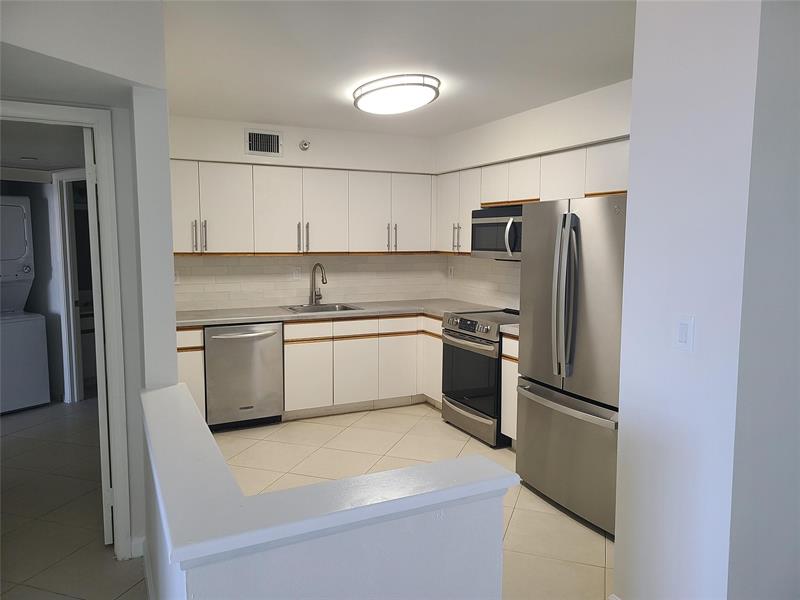 Image 5 of 11 For 3530 Mystic Pointe Dr  2707