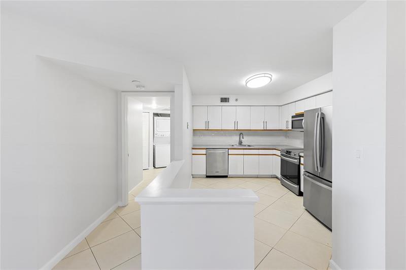 Image 9 of 11 For 3530 Mystic Pointe Dr  2707