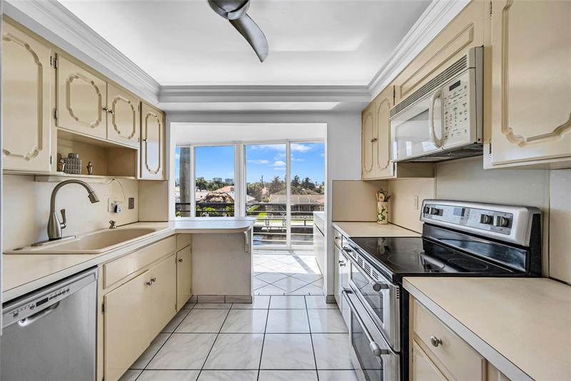 Image 21 of 53 For 3050 47th Ct  201