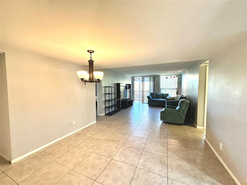 Image 4 of 13 For 6701 University Dr  310