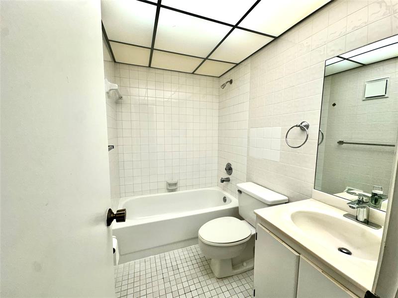 Image 6 of 13 For 6701 University Dr  310