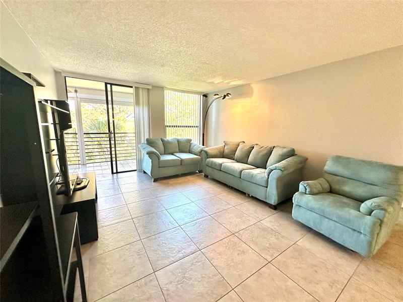 Image 8 of 13 For 6701 University Dr  310