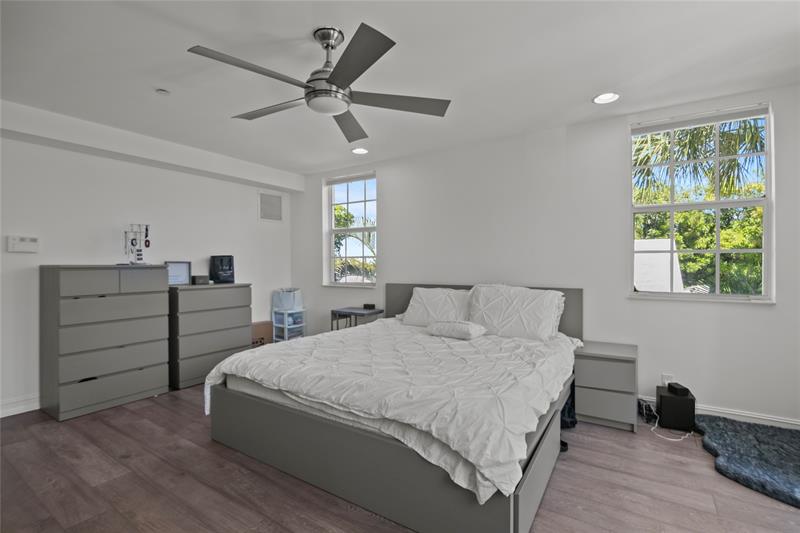 Image 25 of 42 For 732 15th Ave