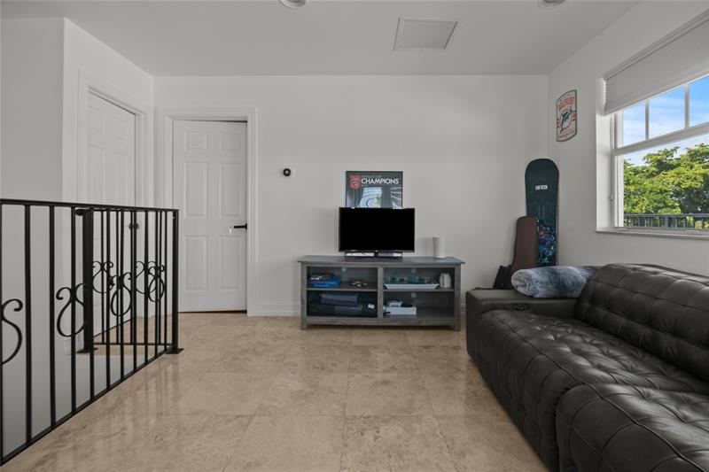 Image 33 of 42 For 732 15th Ave