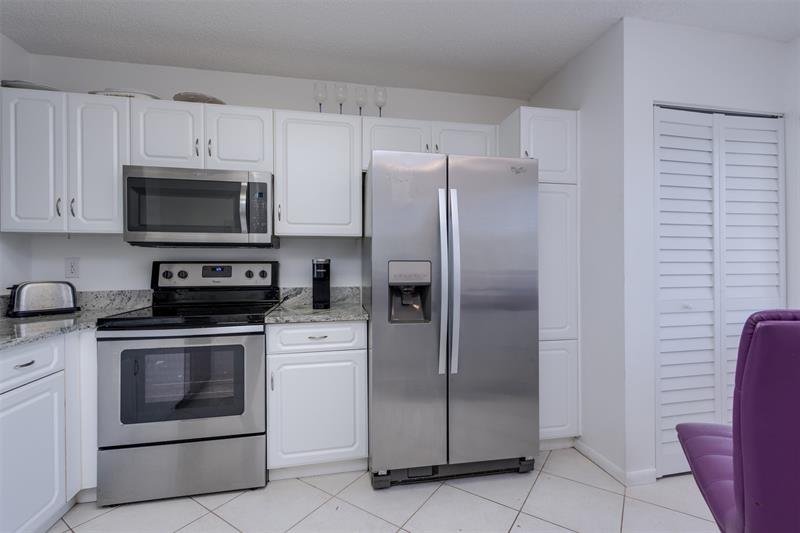 Image 14 of 39 For 9537 Weldon Cir  404