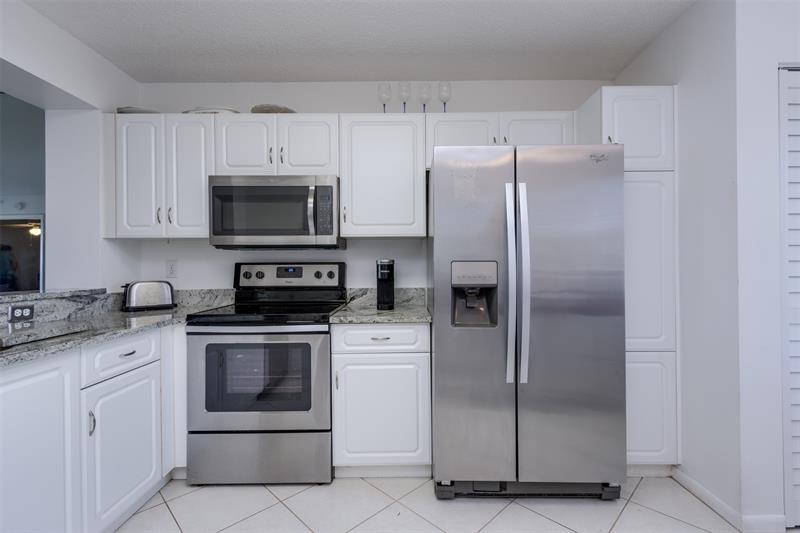 Image 15 of 39 For 9537 Weldon Cir  404