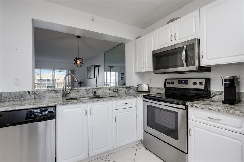 Image 16 of 39 For 9537 Weldon Cir  404