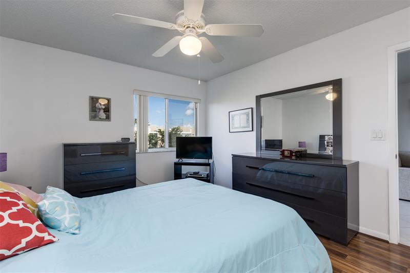 Image 21 of 39 For 9537 Weldon Cir  404