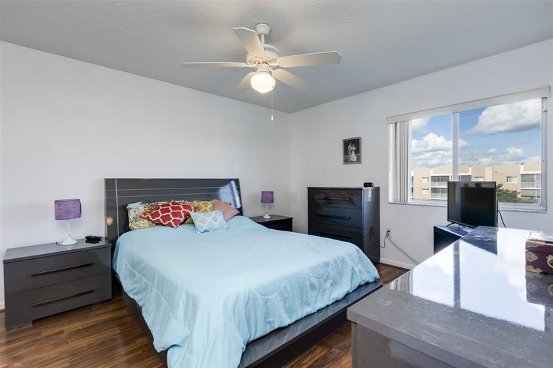 Image 23 of 39 For 9537 Weldon Cir  404