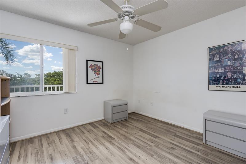 Image 27 of 39 For 9537 Weldon Cir  404