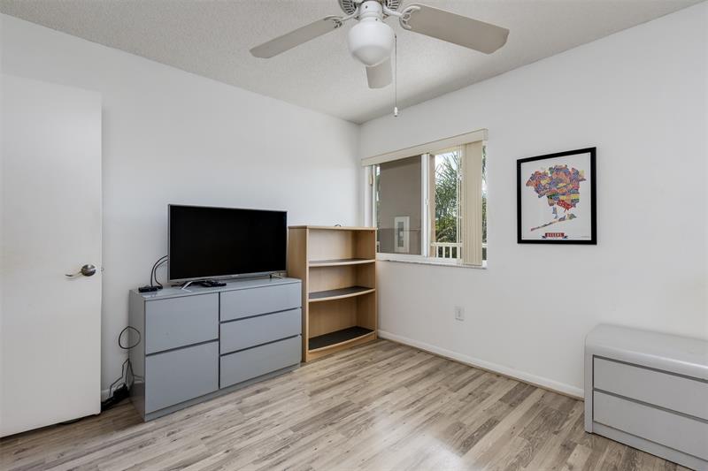 Image 28 of 39 For 9537 Weldon Cir  404