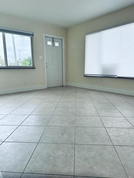 Image 5 of 8 For 1800 4th St (right)