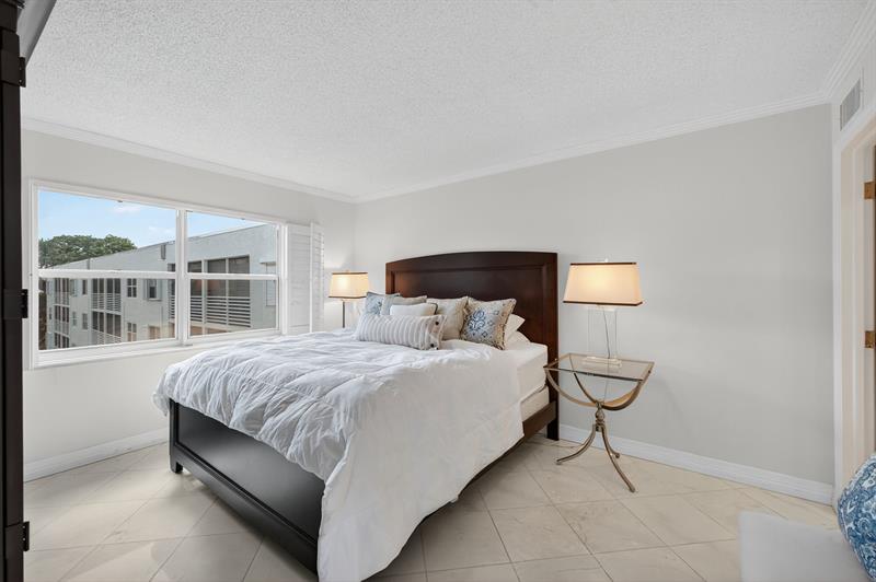 Image 33 of 61 For 1541 Ocean Blvd  406