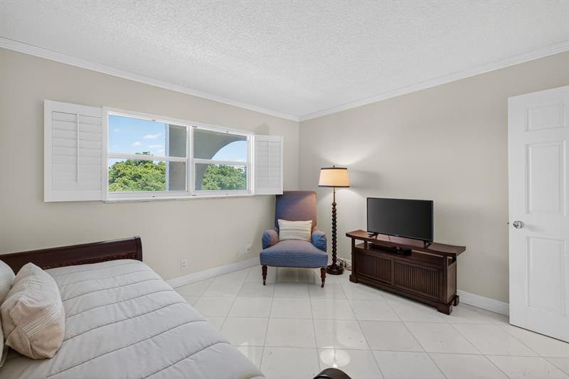 Image 38 of 61 For 1541 Ocean Blvd  406